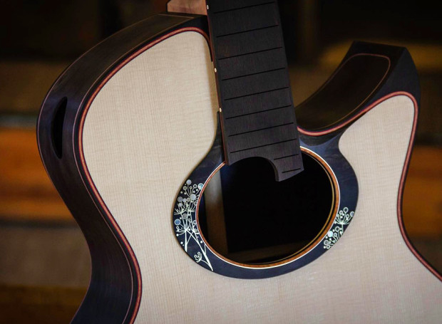 Casimi手工吉他 C2S 使用黄铜及夏威夷黑唇贝制作的蒲公英图案