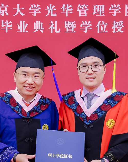 张豪 毕业典礼合影 横版