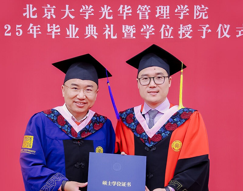 张豪 毕业典礼合影 横版