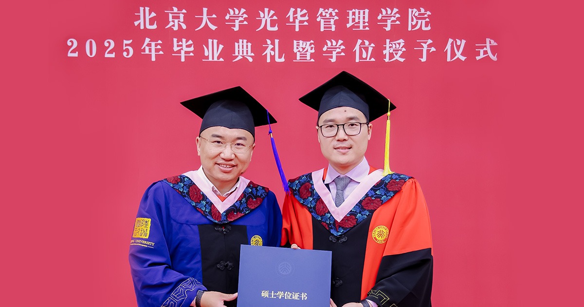 张豪 毕业典礼合影 横版
