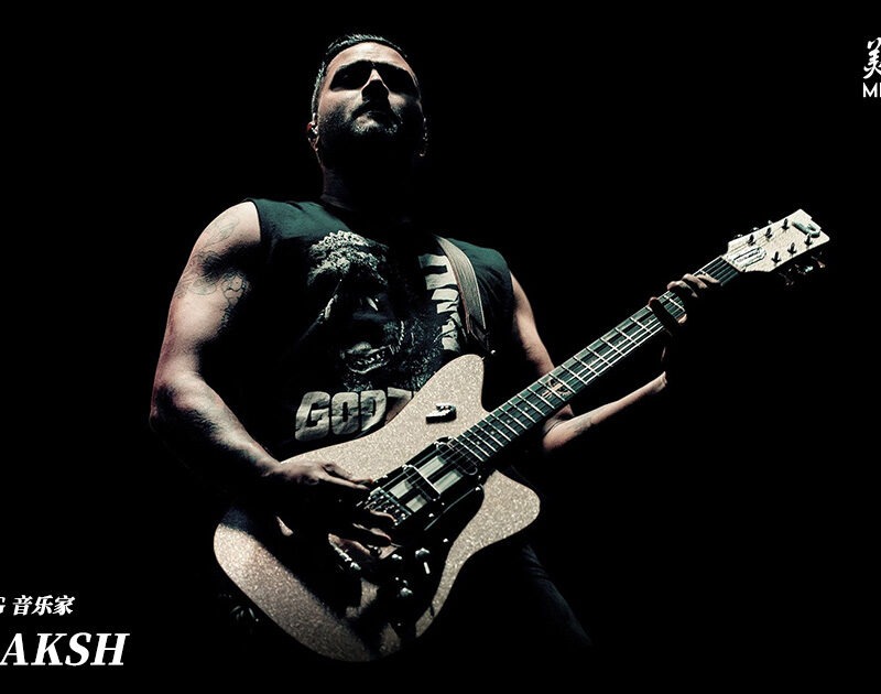 Dave Baksh 演出照（Sum 41 联合主音吉他手，Duesenberg Alliance Series Dave Baksh 签名款使用者）
