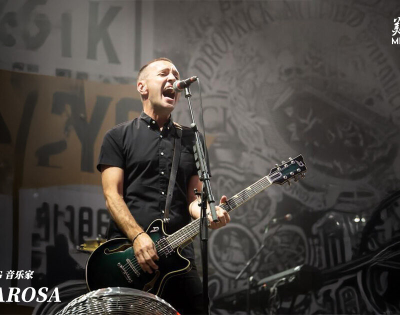 Jeff DaRosa 演出照（Dropkick Murphys 吉他手，Duesenberg Alliance Series Jeff DaRosa 签名款使用者）