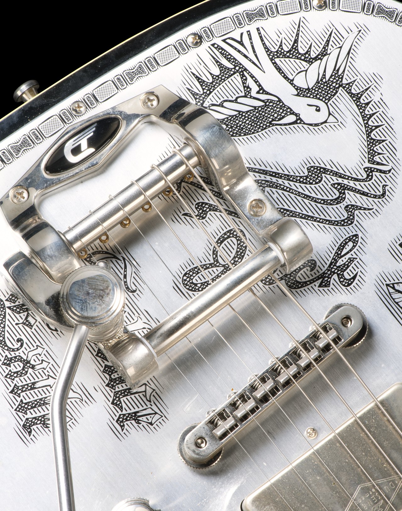 佳士得拍出 3 万英镑的 Duesenberg Johnny Depp 签名款|中国大陆总代理 3 Duesenberg Johnny Depp 签名款的 Duesenberg 颤音系统与铝制纹身盖板特写
