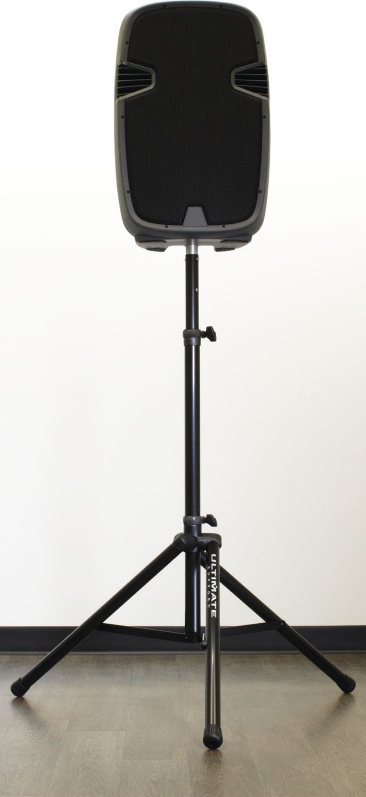 Ultimate Support TS-80B 音箱支架承载专业音箱示意